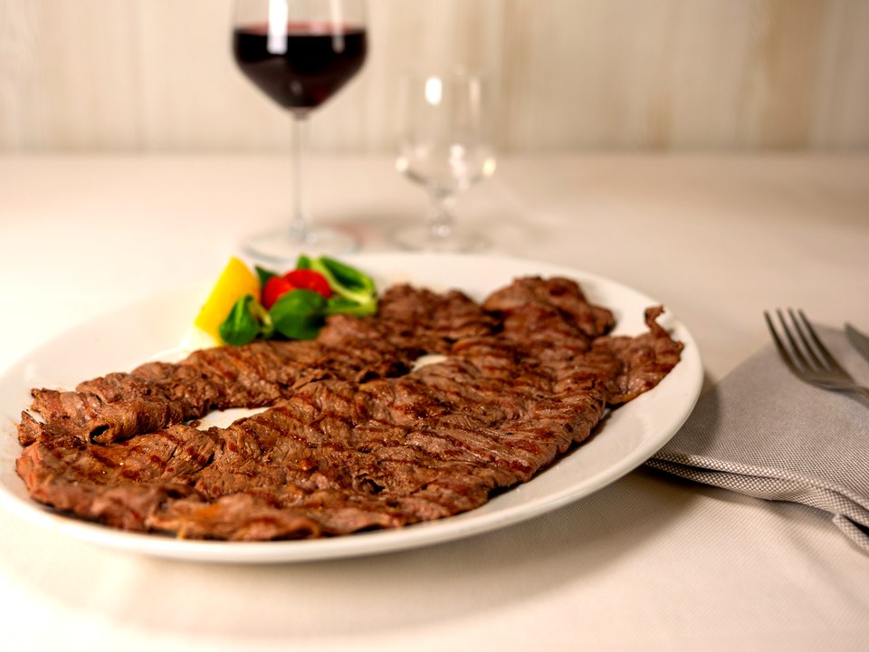Carne alla griglia su caminetto a legna